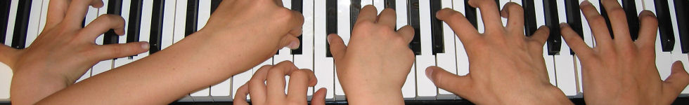 6 Hände ein Klavier